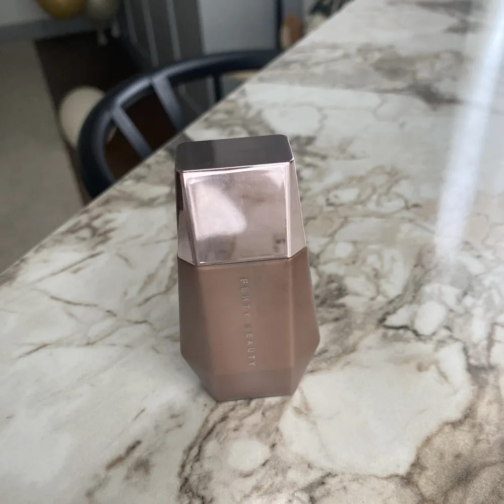 Säljer mina fenty beauty bronzing drops för att dom inte kommer till användning! Använd kanske 2-3 gånger, se bild 3. Köpta för 439 men säljer för 250 kr!💕 Pris kan diskuteras. Övrigt.