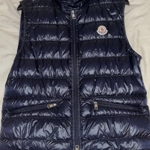Moncler väst  - Jättefin moncler väst i nyskick, använd endast 2 gånger! Nypris 6000kr (Passar S/M) Skriv för fler bilder/frågor. 