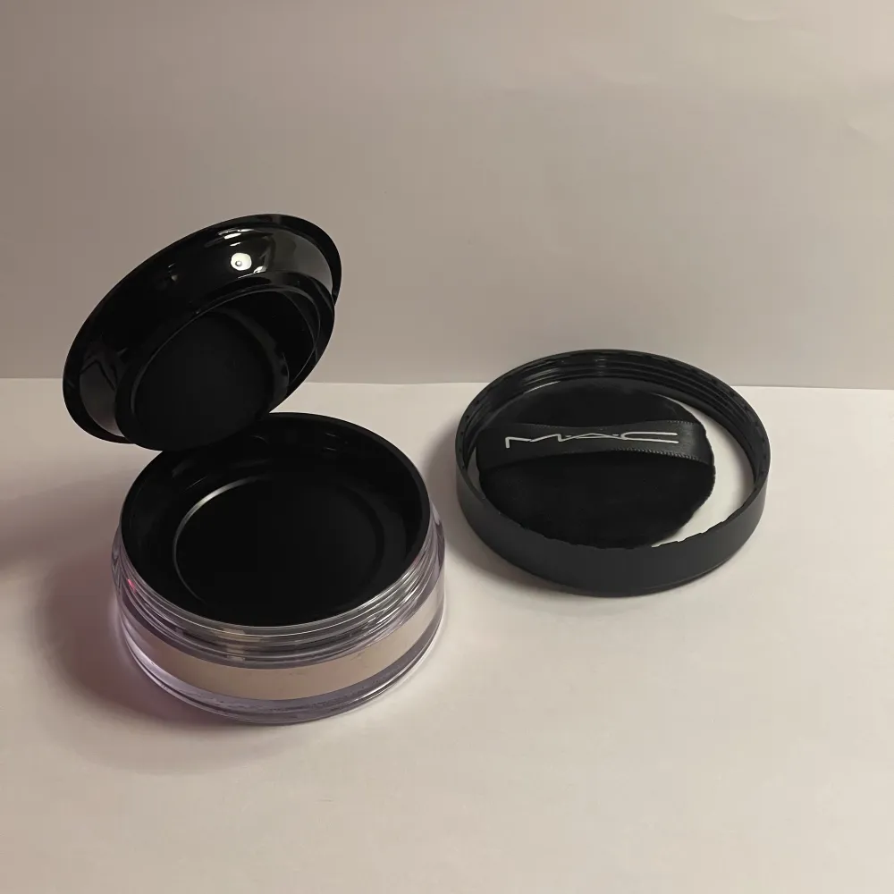 MAC STUDIO FIX PRO SET + BLUR WEIGHTLESS LOOSE POWDER (nypris 365kr) Färg: LIGHT. Oanvänd. . Skönhet.