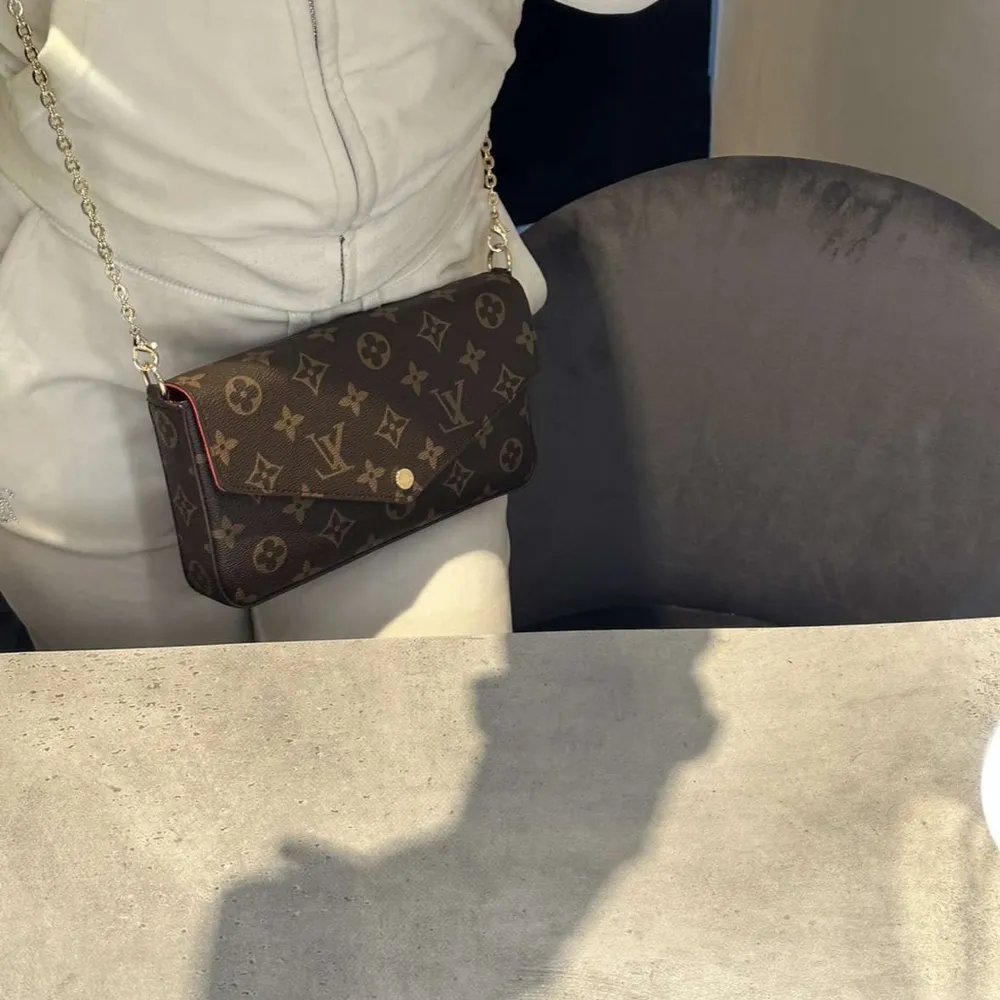Säljer nu en Louis Vuitton väska i modellen Pochette Felicie. Skicket är helt nytt då den är helt oanvänd och kartong medföljer!. Väskor.