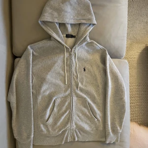 Ralph Lauren Hoodie  - Ralph lauren zip hoodie. Storlek M men lite mindre i passform. Inga skador.