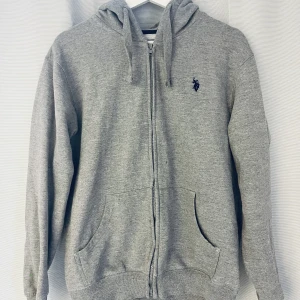 POLO RALPH LAUREN (Grå Zip Hoodie) - -Polo Ralph Lauren Hoodie -Grå -Storlek S -Zip -Bra skick 