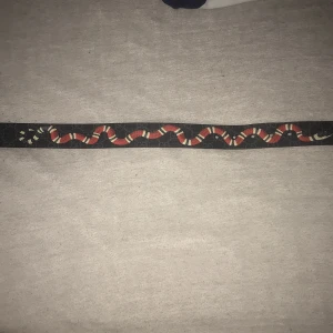 ÄKTA Snakebälte - ÄKTA bälte. KAN FRAKTA.  Bältet är i väldigt bra kvalitet, inget og. Men folk som vet hur dom ska se ut kan hur lätt som helst se att den e äkta. 