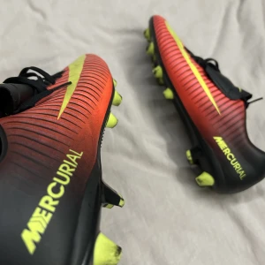 Fotbollsskor  - Gamla Nike Mercurial. Väldigt svåra att få tag på. Inte använda så mycket. Alltså inga defekter. Tveka inte att höra av dig! Pris går att diskutera vid snabb affär 