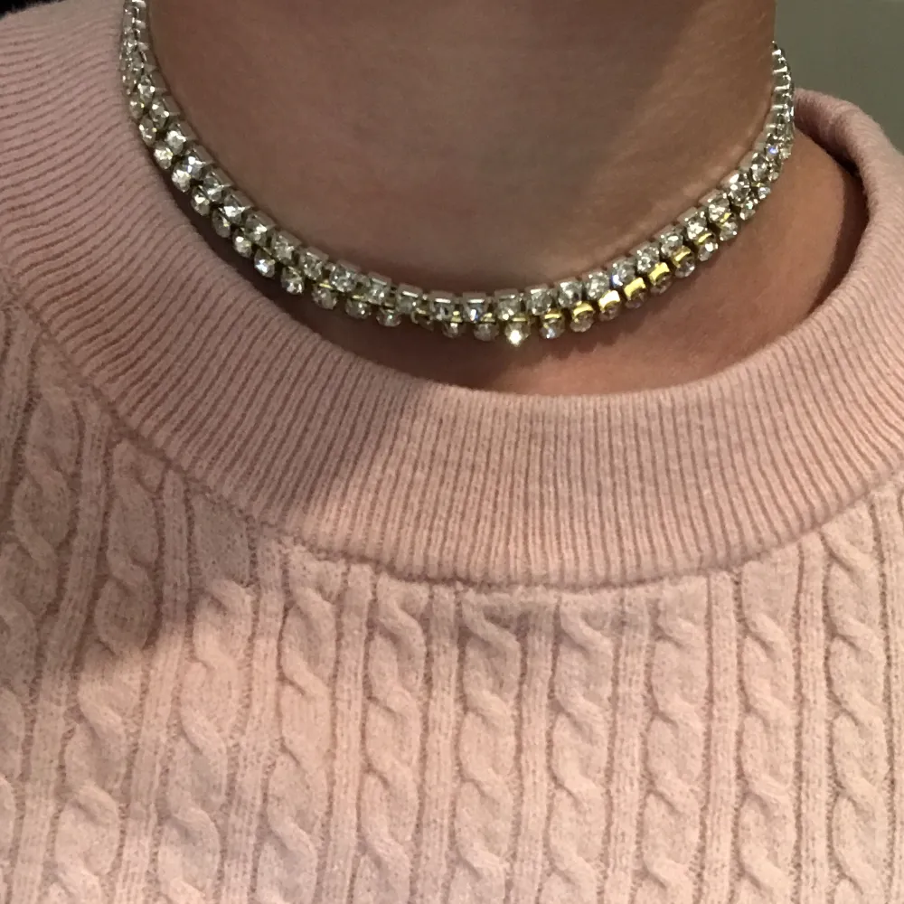 Strass halsband av guld och silverkedja. Nytt oanvänt och handgjort.  Kontakta gärna vid frågor  Har också andra smycken på min profil och liknade halsband som detta.. Accessoarer.