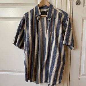 Randig skjorta - As snygg randig skjorta i bra skick. Strl L