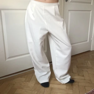 Baggy Vita Byxor - Snygga baggy byxor. Står inget märke, köpta på Humana.  Storlek: Står inte, men passar mig perfekt som är en S. Finns en liten fläck på rumpan som knappt syns (se bild 3).