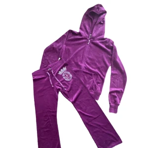 y2k vintage juicy couture set  - juicy couture set, storlek M på lapp men passar mer än S i storlek. Köparen står för frakt. 💓