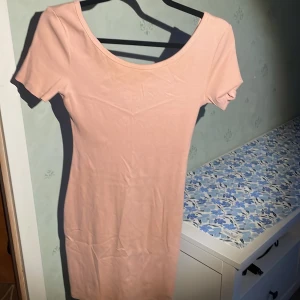Klänning  - En fin klänning från H&M nyskick i storlek M som är lite lägre i ryggen