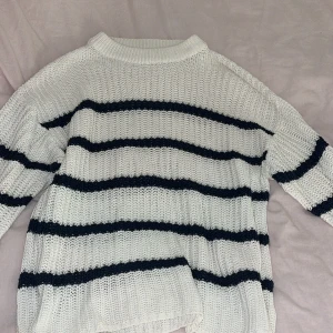 stickad tröja  - Nästan oanvänd, tycker inte att jag passar i randigt. Annars väldigt skön