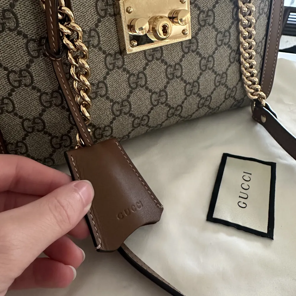 Gucci Padlock Small GG Shoulder Bag. Super fin men kommer tyvärr inte till användning längre, därav säljer jag den.   Köpt från Vestiaire, inget kvitto men ordern därifrån finns.  Pris kan diskuteras vid snabb affär.. Väskor.