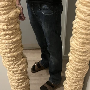 Replay jeans  - Säljer dessa fräscha replay jeans i storek: W33/L32  Är 190 centimeter och byxorna sätter sig fint över skorna