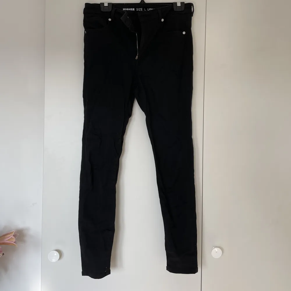Svarta jeans ifrån bikbok knappt använda . Jeans & Byxor.