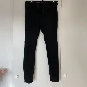 Svarta jeans ifrån bikbok knappt använda 