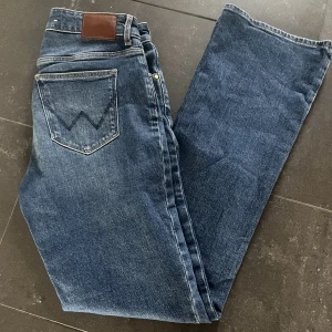 Wrangler jeans - Jätte fina wrangler jeans som är bootcut, som knappt är använda! Säljer dom då jag inte har någon användning av dem. Storlek: W30L32. Midjemått rakt över: 38cm. Innerbenslängd: 85cm. Hör av er om ni har några funderingar!