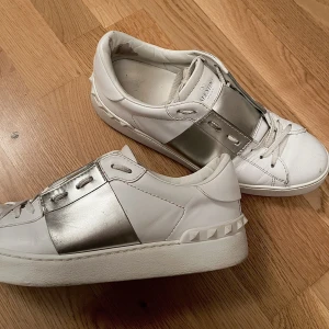 Valentino sneakers - Valentino skor stl 40. Självklart äkta och box medföljer. Använda men i bra skick. Skriv för fler bilder. Köpare står för frakt💗