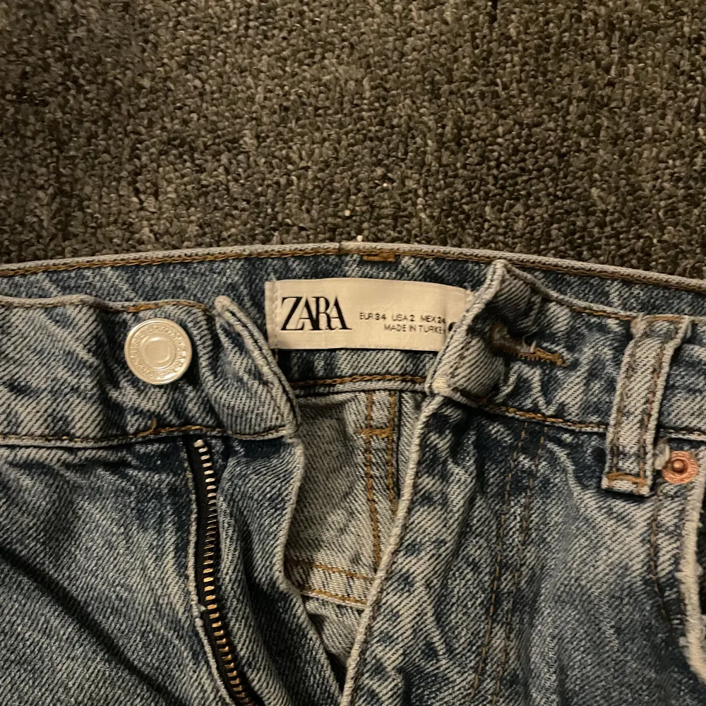 Högmidjade vida zara jeans som passar bra i längd för mig som är 166cm. Köparen står för frakt💗. Jeans & Byxor.