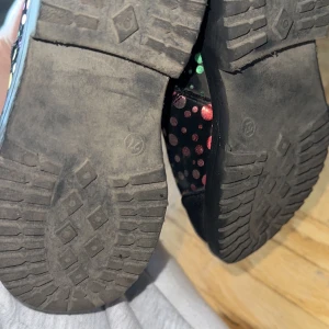 Barnskor - Super söta skor som har glänsiga färger :)