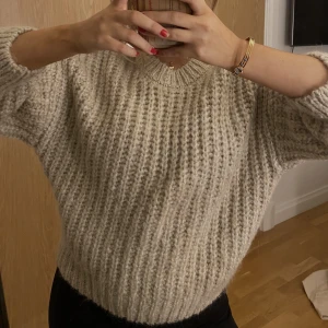 Trekvarts ärmad tröja - Säljer denna stickade tröja med lite kortare armar, perfekt inför hösten. Den är aldrig använd💗