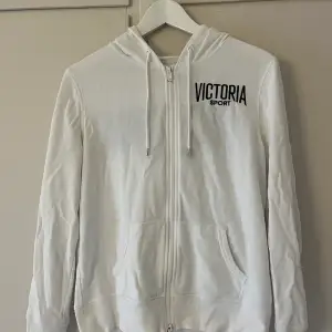 Jättesöt hoodie från Victorias secret (Victoria sport), använd men inga defekter. Säljer pga att jag inte får så mycket användning av den. Kan gå ner i pris vid snabb affär<33