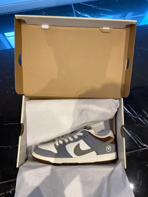 Nike SB dunk low Yuto Horigome - Säljer ett par dunks i storlek 44 och 45 helt nya i topp skick. Pris diskuteras i meddelanden.