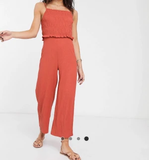 Orange jumpsuit - (Första bilden är lånad!!) En orange jumpsuit från Bershka som är alldeles för stor på mig. Endast använd en gång.  Priset går att diskutera ☺️