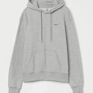 Hoodie - En fin Hoodie ifrån H&M. Den är dessutom använd. Den är för lite för mig!🌸