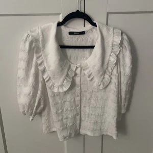 Blus  - Säljer min vita blus från bikbok,  Säljer för 40 kr