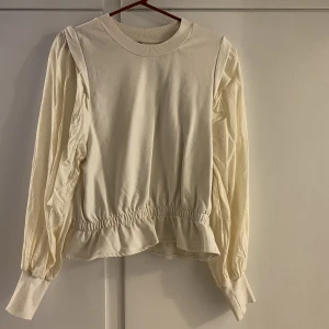 Tröja medium  - En fin tröja med puffärmar från Gina tricot 