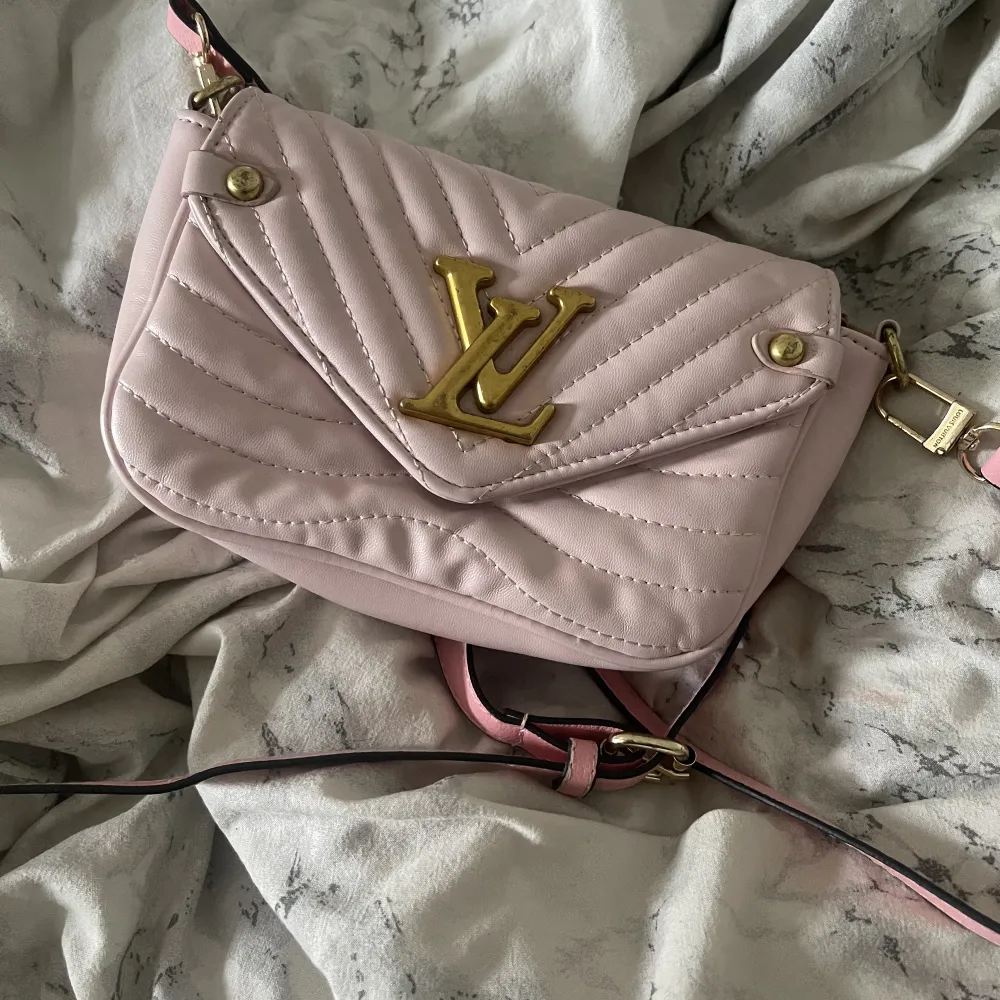 Louis Vuitton väska, använd ett fåtal gånger🩷. Väskor.