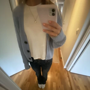 & Other stories kofta - Mjuk kofta i så fin blå färg!! Sparsamt använd, ej nopprig💗 Köptes för 800kr☺️☺️