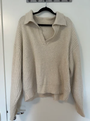 Stickad tröja - Supermysig stickad tröja i storlek Xl men funkar för mindre storlekar då jag själv använt den som oversized!