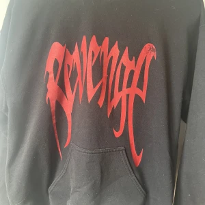 Revenge album hoodie - Fejk xxxtentacion hoodie, säljer då jag fick den men eftersom jag inte lyssnar på x så används den inte. Hoodien är i rätt så bra skick. OBS! Katt finns i hemmet.