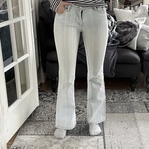Lågmidjade bootcut jeans  - Lågmidjade bootcut jeans i ljus denim!