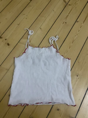 Linne med röd kant!  - Linne med röd kant. Croptop. Kort. Bomulls material. 