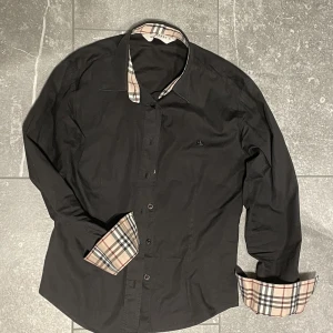 Burberry skjorta  - Tjenare! Jag säljer denna eftertraktade burberry skjortan i mycket fint skick, storlek 36 vilket motsvarar S.  Skick:9/10 nypris:5500 