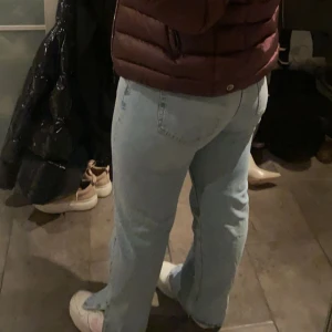 Jeans från ginatricot - ”Perfekt jeans” från Ginatricot i jättebra skick! Rak passform med slits och medelhög/hög midja