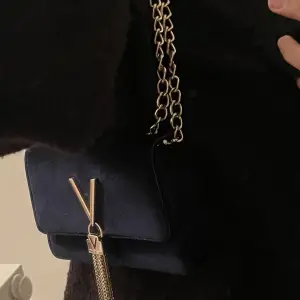 Helt slutsåld och unik modell på valentino väskan. Den är i samet och marinblå. 