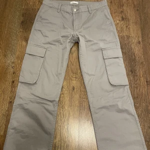 Grå cargobyxor  - Grå cargobyxor från Gina i Stl 38 fint skick