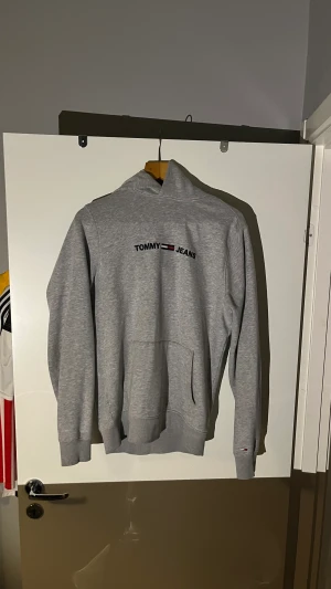 Tommy Hilfiger Jeans Hoodie - Tommy H Jeans hoodie bra skick nypris 850kr