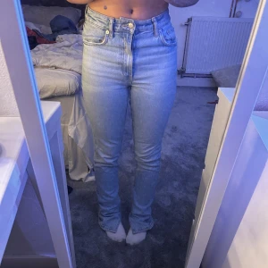 Zara jeans  - Super fina och sköna jeans från zara, men tyvärr så kommer de inte till andväning då jag har massa andra jeans. Andvänt några gånger. 