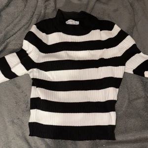 Randig tröja - Stretchig Använd 1 gång enbart för att testa Bershka 