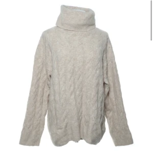Polo tröja - Fin stickad tröja med polo krage. Beige i storlek s. Tröjan är i fint skick och säljs för att den inte kommit till användning! Skriv för fler bilder/information m.m💕