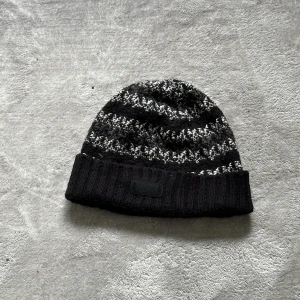 Randig mössa - Snygg mössa perfekt till vintern. Skriv vid intresse eller frågor  glöm inte kolla in min profil och följ för mer kläder 😊 pris kan nästan alltid diskuteras 