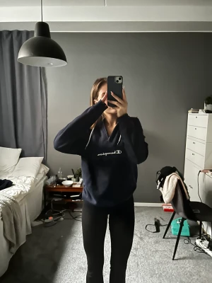 Champion hoodie - Så fin hoodie från Champion med dragkedja högst upp. Den är marinblå. Så snygg men passar inte min stil och därför inte särskilt använd🫶🏼