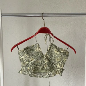 Cropped top - Crop-top från Zara. Toppen har inga defekter🌷