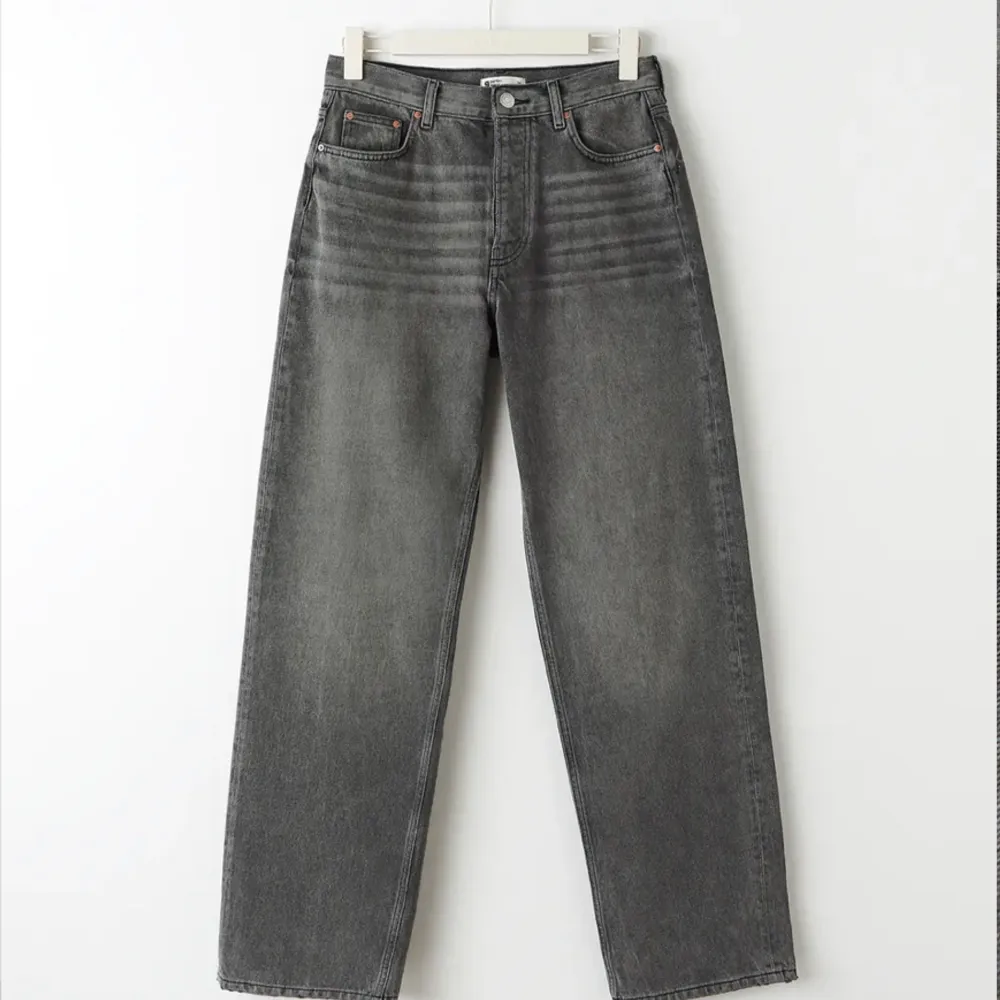 Säljer dessa nyköpta jeans från Gina Tricot i modellen ”Boyfriend” Dem är gråa och midwaist. Jag säljer dem pga fel storlek och dem är endast testade hemma en gång. Jeans & Byxor.