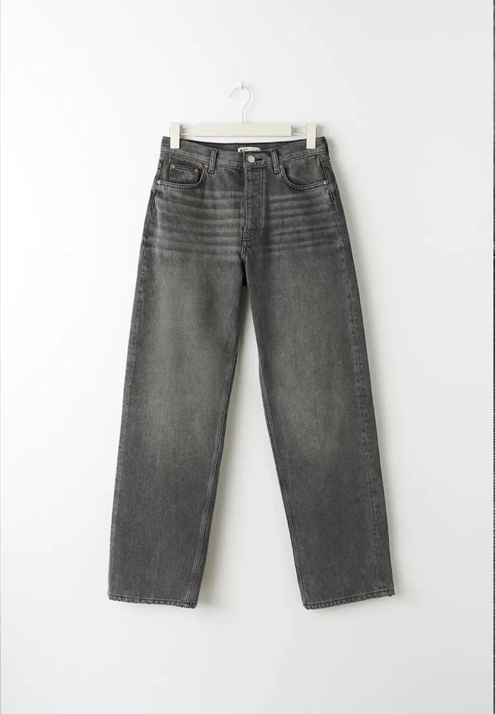 Säljer dessa nyköpta jeans från Gina Tricot i modellen ”Boyfriend” Dem är gråa och midwaist. Jag säljer dem pga fel storlek och dem är endast testade hemma en gång. Jeans & Byxor.