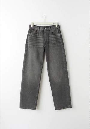 Säljer dessa nyköpta jeans från Gina Tricot i modellen ”Boyfriend” Dem är gråa och midwaist. Jag säljer dem pga fel storlek och dem är endast testade hemma en gång