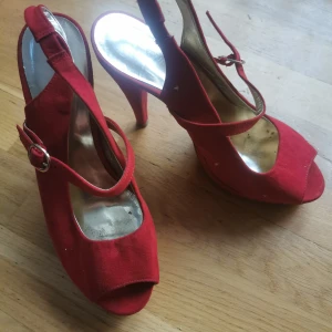 röd sling back pumps  - röda sling back pumps